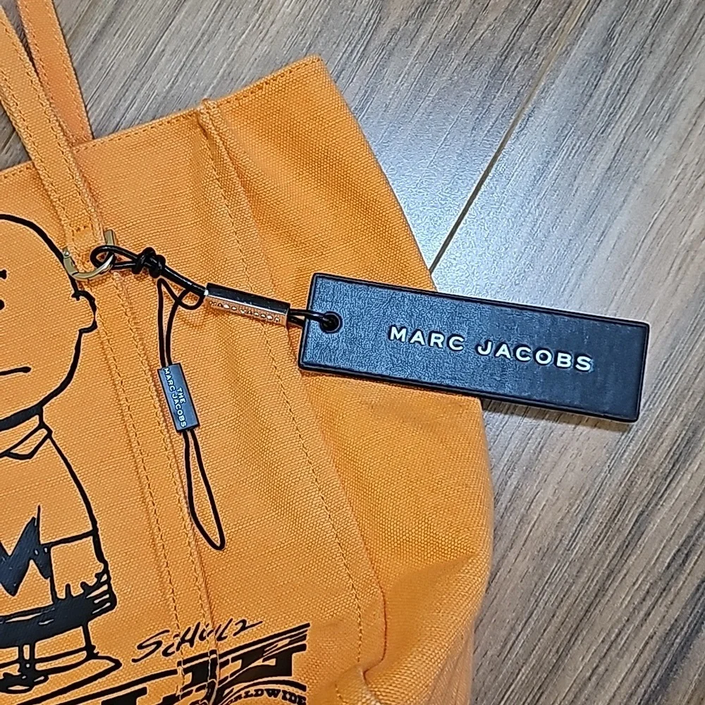 🎉HOST PICK🎉MARC JACOBSx Peanuts Charlie Brown The Tag tote - Picture 12 of 13